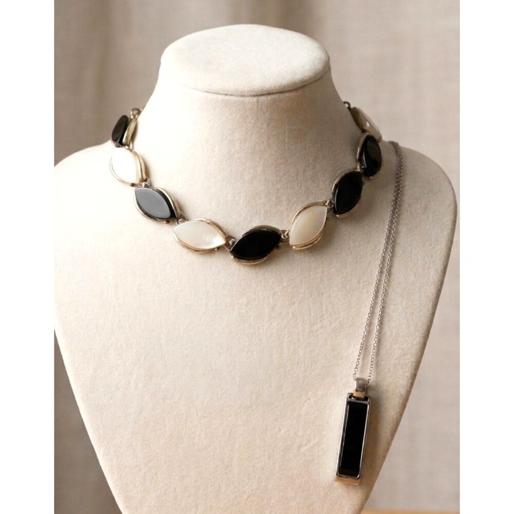 Vintage PAKULA Signed Black & White Thermoset Leaf Choker & Pendant Necklace Set